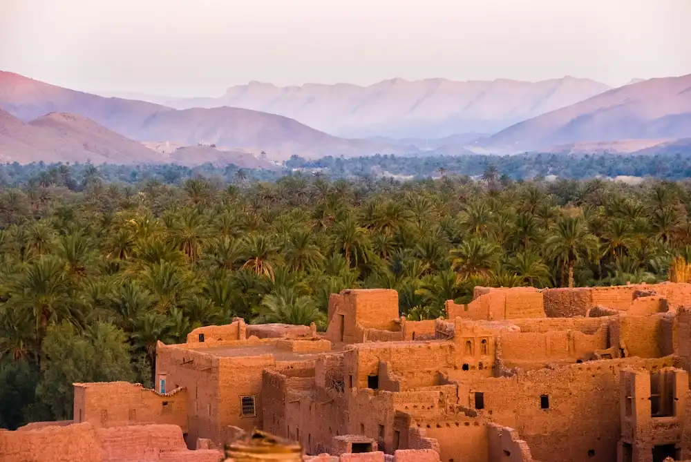 Campamento tradicional bereber en el desierto del Sahara de noche con tiendas y una fogata