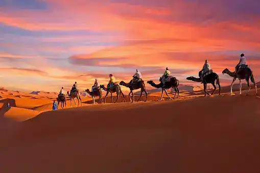 Paisaje desértico de Marruecos al atardecer con dunas doradas