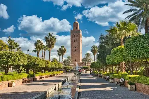 Vista de la antigua ciudad de Marrakech con sus icónicas murallas rojas y su minarete